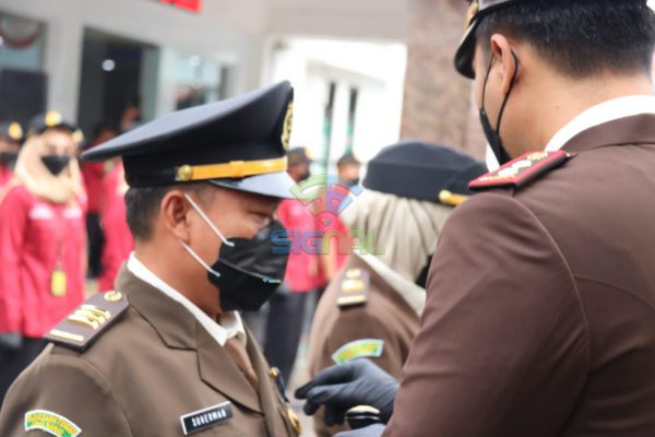 Puncak Hari Bakti Adhyaksa, Kejari Indramayu Sematkan Lencana Dari Presiden RI Kepada Pegawai
