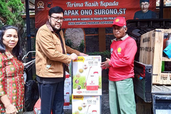 Ono Surono Salurkan Bantuan Alsintan Untuk Kelompok Tani di Indramayu