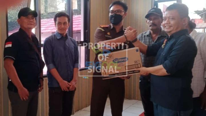 Hari Bhakti Adhyaksa Ke- 62 Th, Jaksa Salurkan Sembako Untuk Wartawan di Indramayu Hari Bhakti Adhyaksa Ke- 62 Th, Jaksa Salurkan Sembako Untuk Wartawan di Indramayu