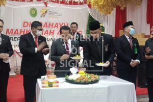 Rayakan HUT MA Ke-77, PN Indramayu Potong Tumpeng