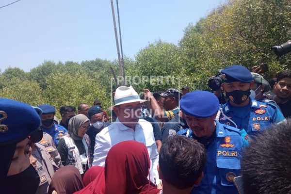 Ridwan Kamil Berikan BLT Kepada Masyarakat Pesisir Indramayu