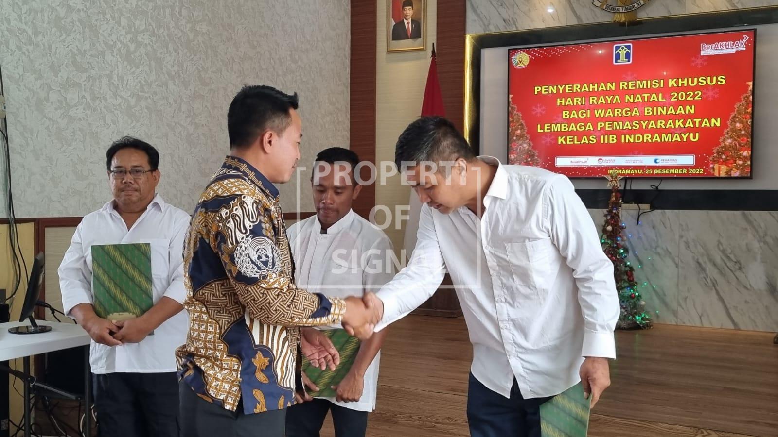 Lapas Indramayu Berikan Remisi Khusus Natal Untuk 3 Warga Binaan Lapas Indramayu Berikan Remisi Khusus Natal Untuk 3 Warga Binaan