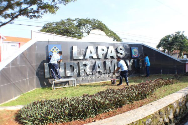 Jajaran Lapas Indramayu Gotong Royong Bersih-bersih Lingkungan