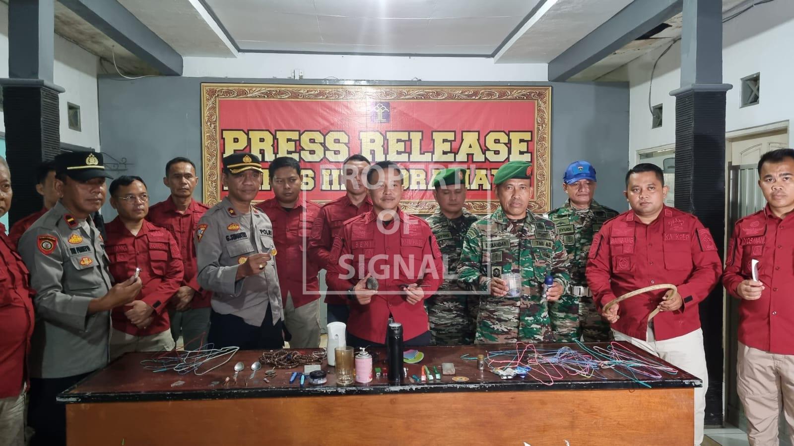Tim Gabungan Amankan Benda Berpotensi Bahaya di Blok Hunian Lapas Indramayu Tim Gabungan Amankan Benda Berpotensi Bahaya di Blok Hunian Lapas Indramayu