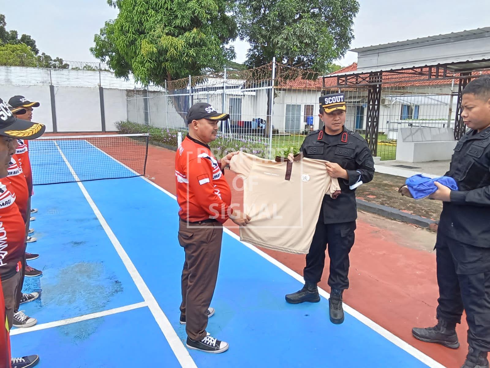 Dorong Semangat Pramuka, Kalapas Distribusikan Kaos Untuk Kegiatan Pramuka Dorong Semangat Pramuka, Kalapas Distribusikan Kaos Untuk Kegiatan Pramuka