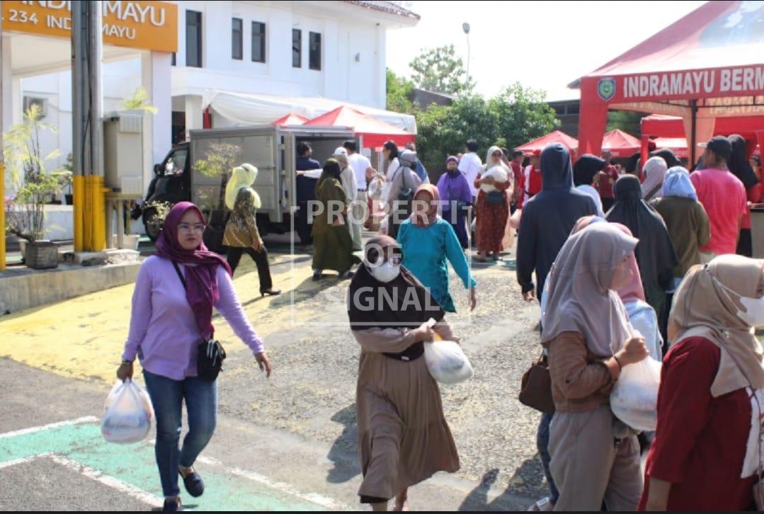Bazaar Sembako Murah Kejari Indramayu diserbu Warga