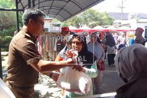 Tebus Murah Paket Sembako di Kejari Indramayu diserbu Masyarakat, 30 Menit Langsung Habis