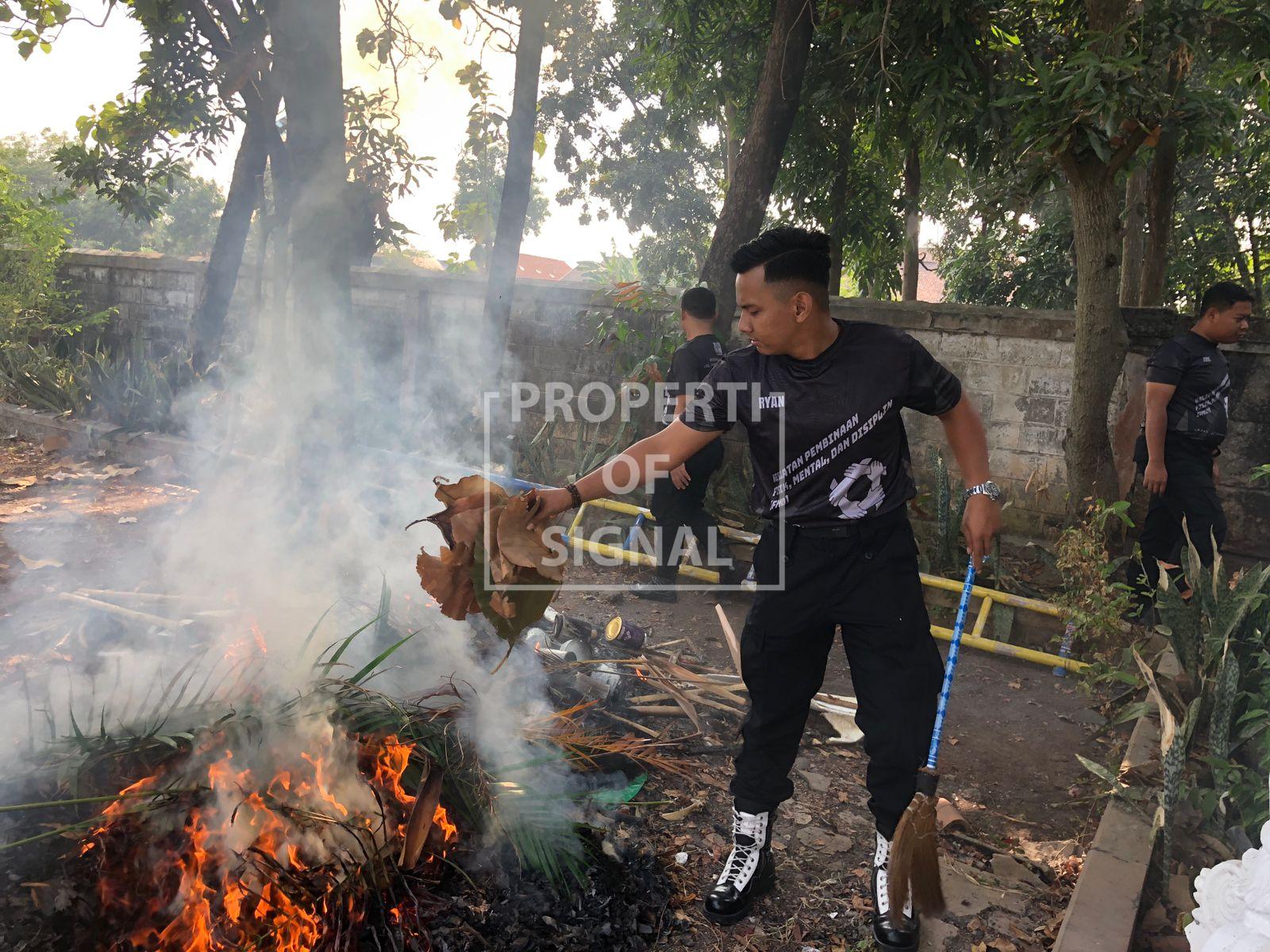 Peringati Hari Kemenkumham ke-78, Lapas Indramayu Lakukan Baksos Bersih-bersih TMP Peringati Hari Kemenkumham ke-78, Lapas Indramayu Lakukan Baksos Bersih-bersih TMP