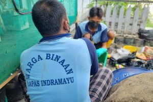 Terobosan Baru Lapas Indramayu, Olah Sampah dengan Teknik Ecobrick