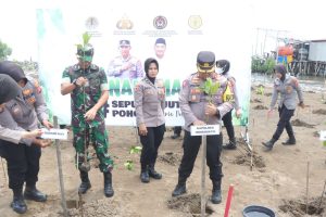 Peduli Lingkungan, Kapolres Indramayu Tanam Pohon Bersama Forkopimda dan Masyarakat