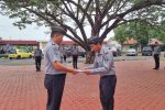 Apel Pagi, Lapas Indramayu Berikan Penghargaan Kepada Pegawai Teladan