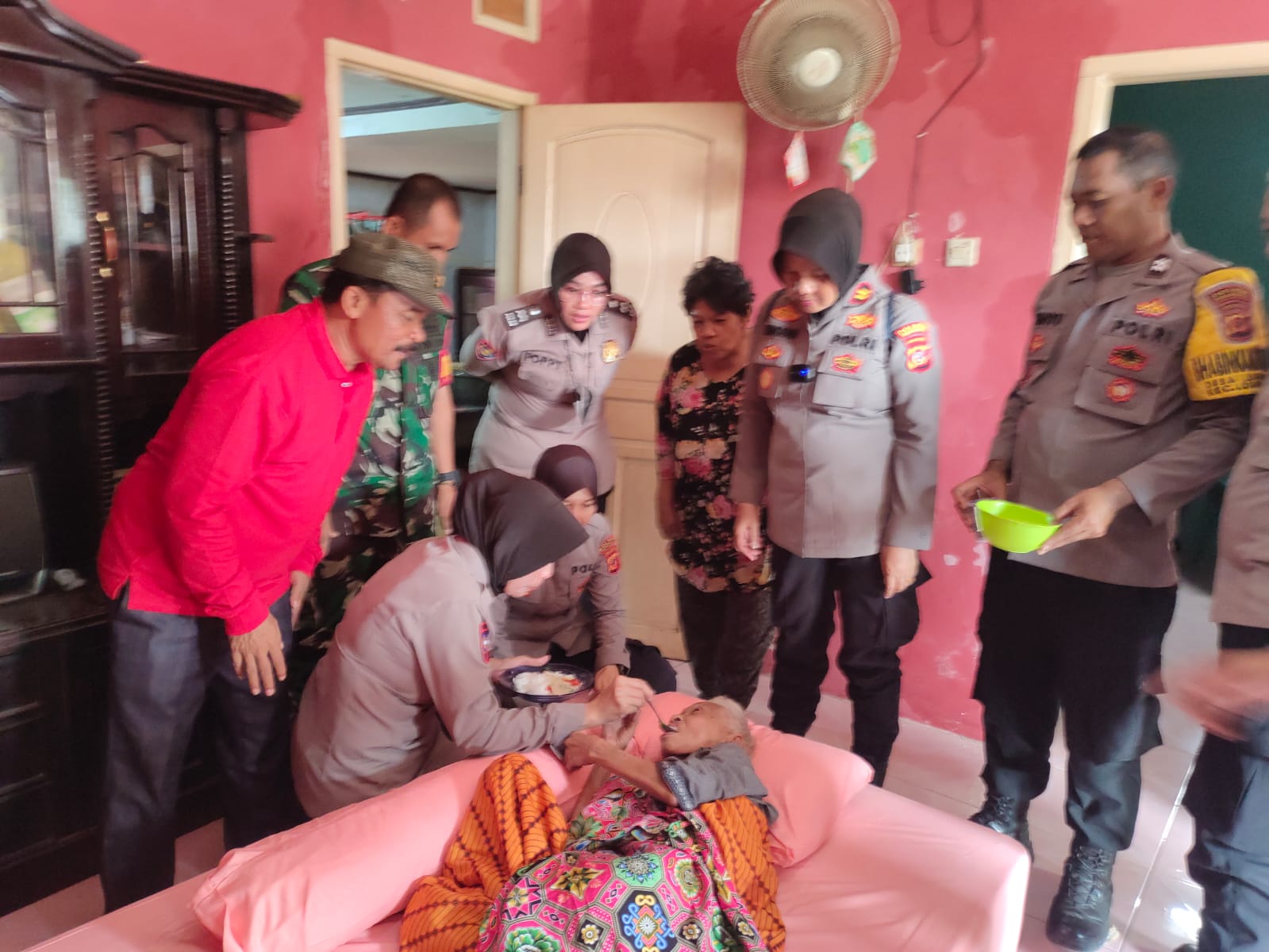 Kapolres Indramayu Salurkan Bantuan ke Ibu Kaswati