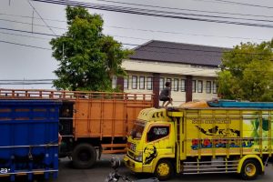 Hari Ini! Puluhan Truk Fuso Blokade Jalan Sudirman Indramayu Tepat di Depan Kantor Kejaksaan & Pengadilan