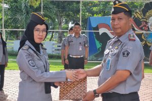 Tunjukan Dedikasi Tinggi, Petugas Perempuan Lapas Indramayu Dapat Penghargaan Pegawai Teladan