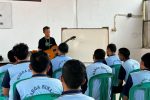 WBP Lapas Indramayu Ikuti Pelatihan Kemandirian Pembuatan Gitar Akustik
