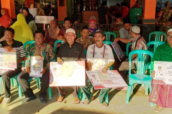 Bupati Indramayu Bagikan Sertifikat PTSL di Kecamatan Anjatan
