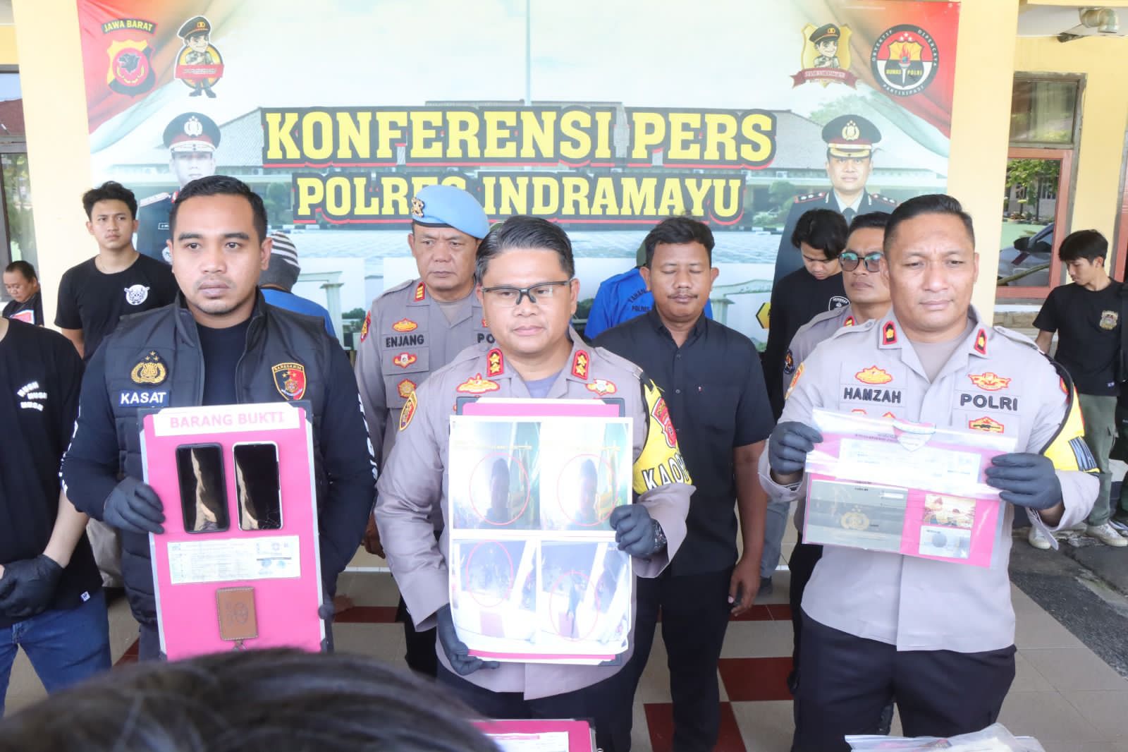 Polres Indramayu Ungkap Kasus Curas Dengan Modus Menyekap Dan Menguras Isi ATM Milik Korban Polres Indramayu Ungkap Kasus Curas Dengan Modus Menyekap Dan Menguras Isi ATM Milik Korban