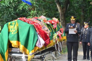 Beri Penghormatan Terakhir, Kalapas Indramayu Pimpin Prosesi Pemakaman Anggotanya