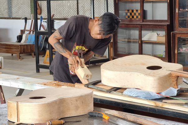 Gandeng L-BENR, Lapas Indramayu Beri Pelatihan Pembuatan Gitar Kepada WBP