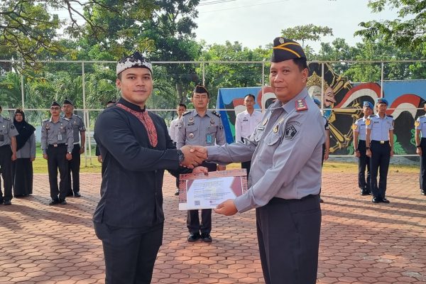 Tunjukan Kinerja Maksimal, Satu Pegawai Lapas Indramayu Dapat Penghargaan Pegawai Teladan