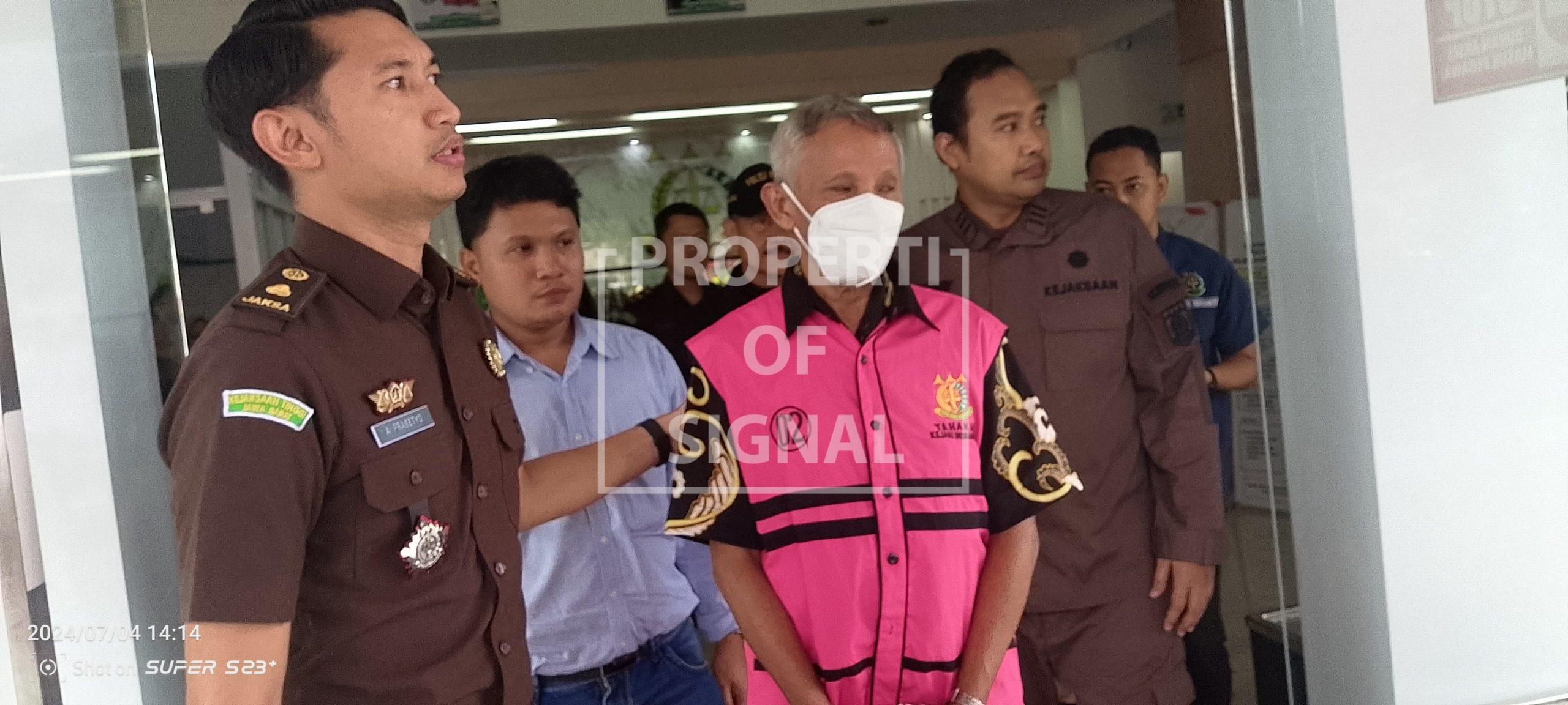 Mantan Kadis Budpar Indramayu ditetapkan Sebagai Tersangka Tipikor Air Terjun Buatan Mantan Kadis Budpar Indramayu ditetapkan Sebagai Tersangka Tipikor Air Terjun Buatan