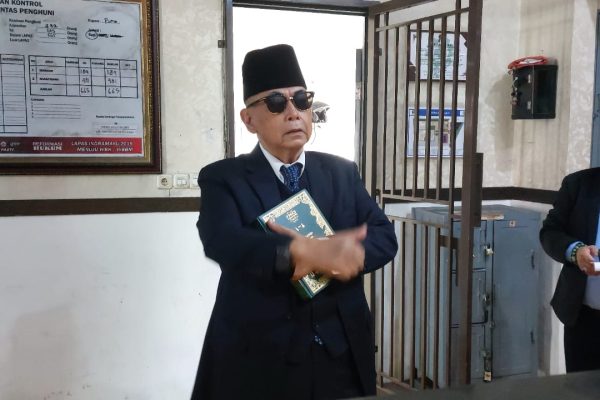 Rapi Pakai Jas dan Kacamata Hitam, Panji Gumilang Keluar dari Lapas Indramayu