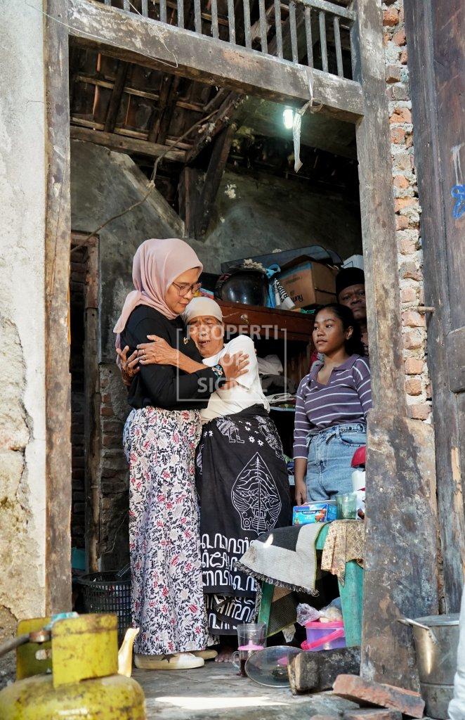 Moment Haru Sukisah , Penerima Bantuan Rehab Rutilahu dari Baznas dan Bupati Indramayu Moment Haru Sukisah , Penerima Bantuan Rehab Rutilahu dari Baznas dan Bupati Indramayu