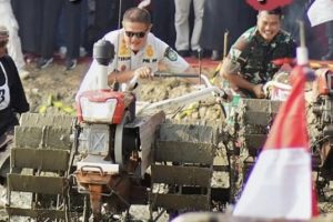 Seru dan Meriah Pesta Tani Indramayu Gelar Kejuaraan Balap Traktor Seru dan Meriah Pesta Tani Indramayu Gelar Kejuaraan Balap Traktor