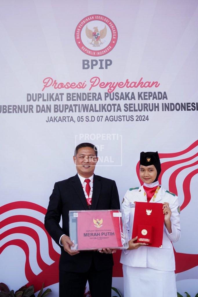 Pemerintah Kabupaten Indramayu Terima Duplikat Bendera Pusaka dari BPIP, Kobarkan Semangat Kebangsaan Pemerintah Kabupaten Indramayu Terima Duplikat Bendera Pusaka dari BPIP, Kobarkan Semangat Kebangsaan