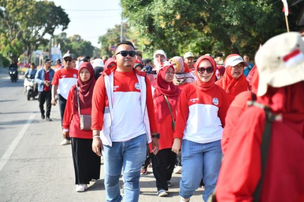 Ratusan Warga Kecamatan Widasari Ikuti Jalan Sehat Memperingati HUT ke-79 RI