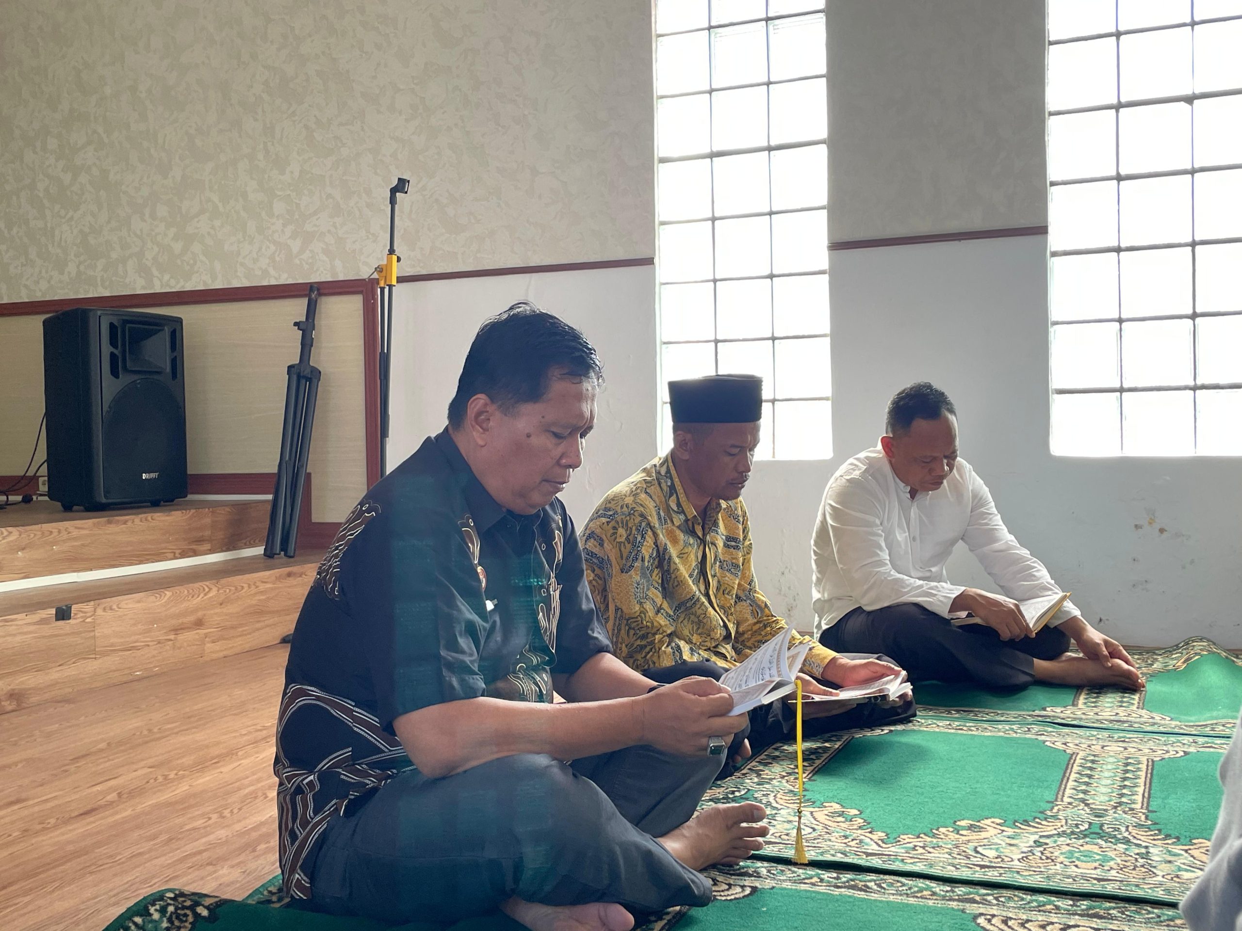 Lapas Indramayu Gelar Yasinan Rutin, Kuatkan Karakter BerAkhlak dan PASTI Jajaran Petugas Lapas Indramayu Gelar Yasinan Rutin, Kuatkan Karakter BerAkhlak dan PASTI Jajaran Petugas