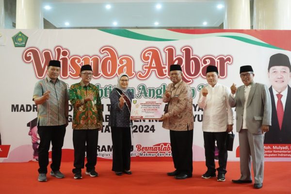 Terbesar di Indonesia, Bupati Nina Agustina Anggarkan 13 Miliar Untuk Guru Madrasah