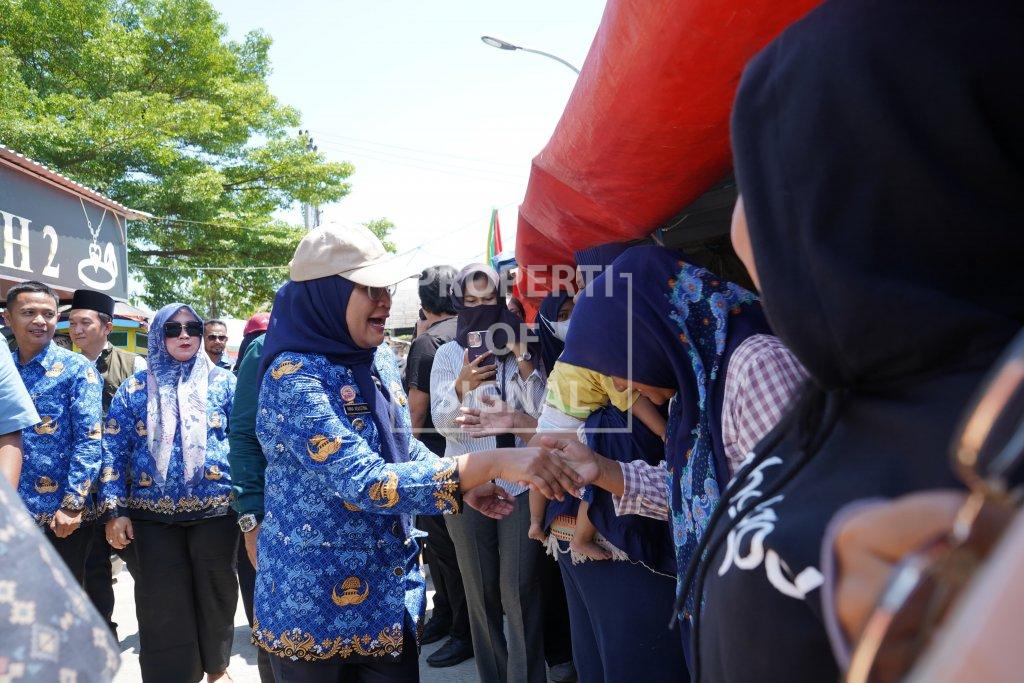 Bupati Indramayu Nina Agustina Dengarkan Keluhan Pedagang di Pasar Karangampel Bupati Indramayu Nina Agustina Dengarkan Keluhan Pedagang di Pasar Karangampel