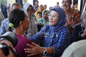 Bupati Indramayu Kunjungi Masjid Baiturrahman, Serahkan Bantuan Pintu dan Sembako Bupati Indramayu Kunjungi Masjid Baiturrahman, Serahkan Bantuan Pintu dan Sembako