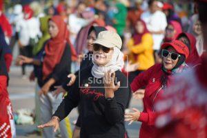 Wujudkan Indramayu Sehat, Bupati Nina Agustina Senam Bersama Warga Koperasi dan UMKM Wujudkan Indramayu Sehat, Bupati Nina Agustina Senam Bersama Warga Koperasi dan UMKM