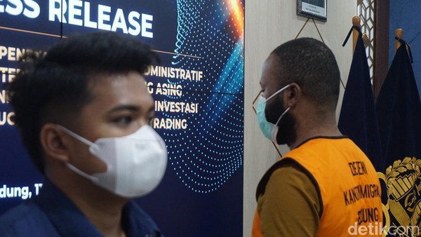 Diduga Lakukan Scam, WNA Asal Nigeria Ditangkap Diduga Lakukan Scam, WNA Asal Nigeria Ditangkap