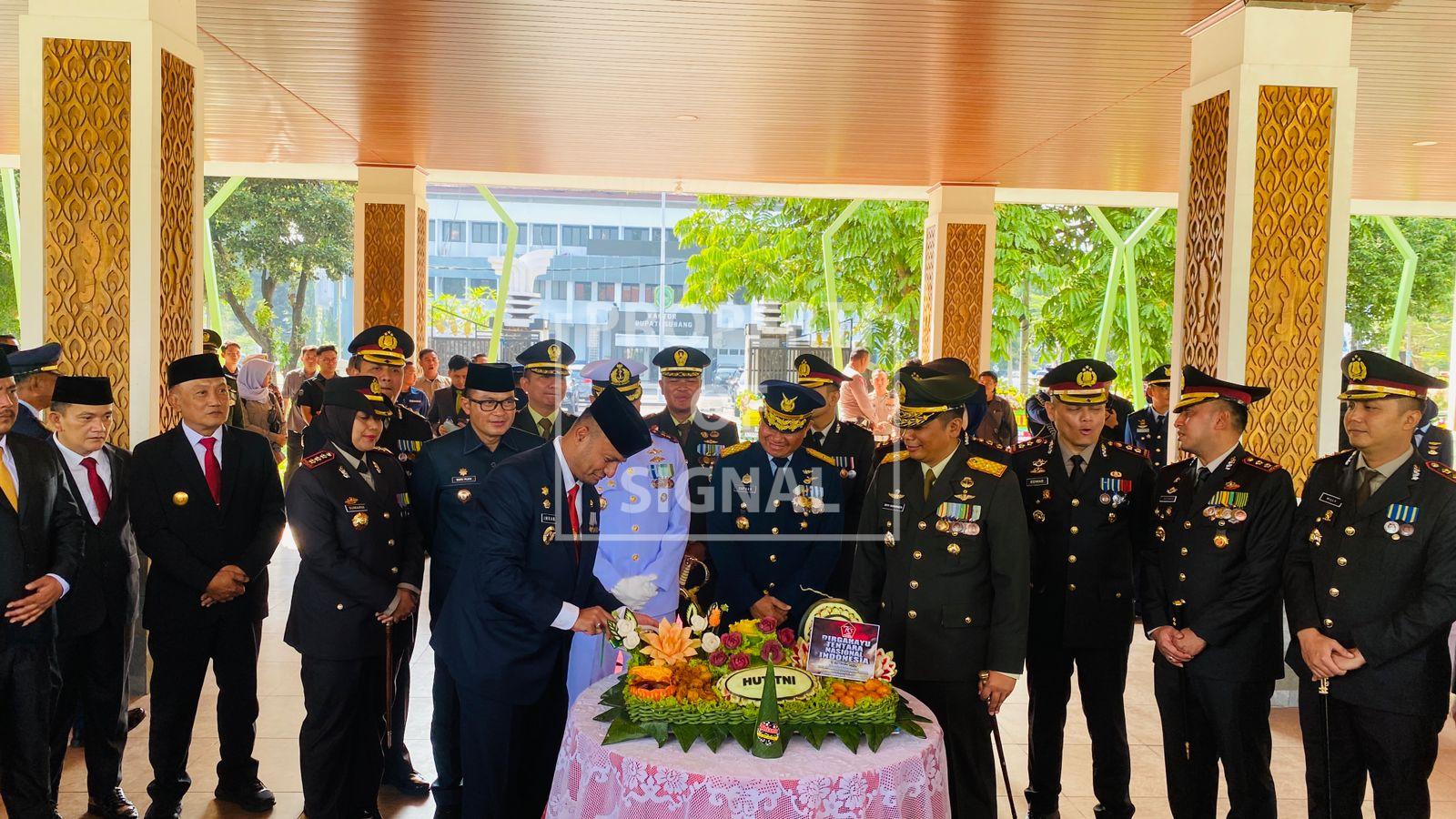 Dandim 0616 Indramayu Beserta Ketua Persit KCK Cabang XXVII Hadiri Upacara HUT TNI ke-79 Dandim 0616 Indramayu Beserta Ketua Persit KCK Cabang XXVII Hadiri Upacara HUT TNI ke-79