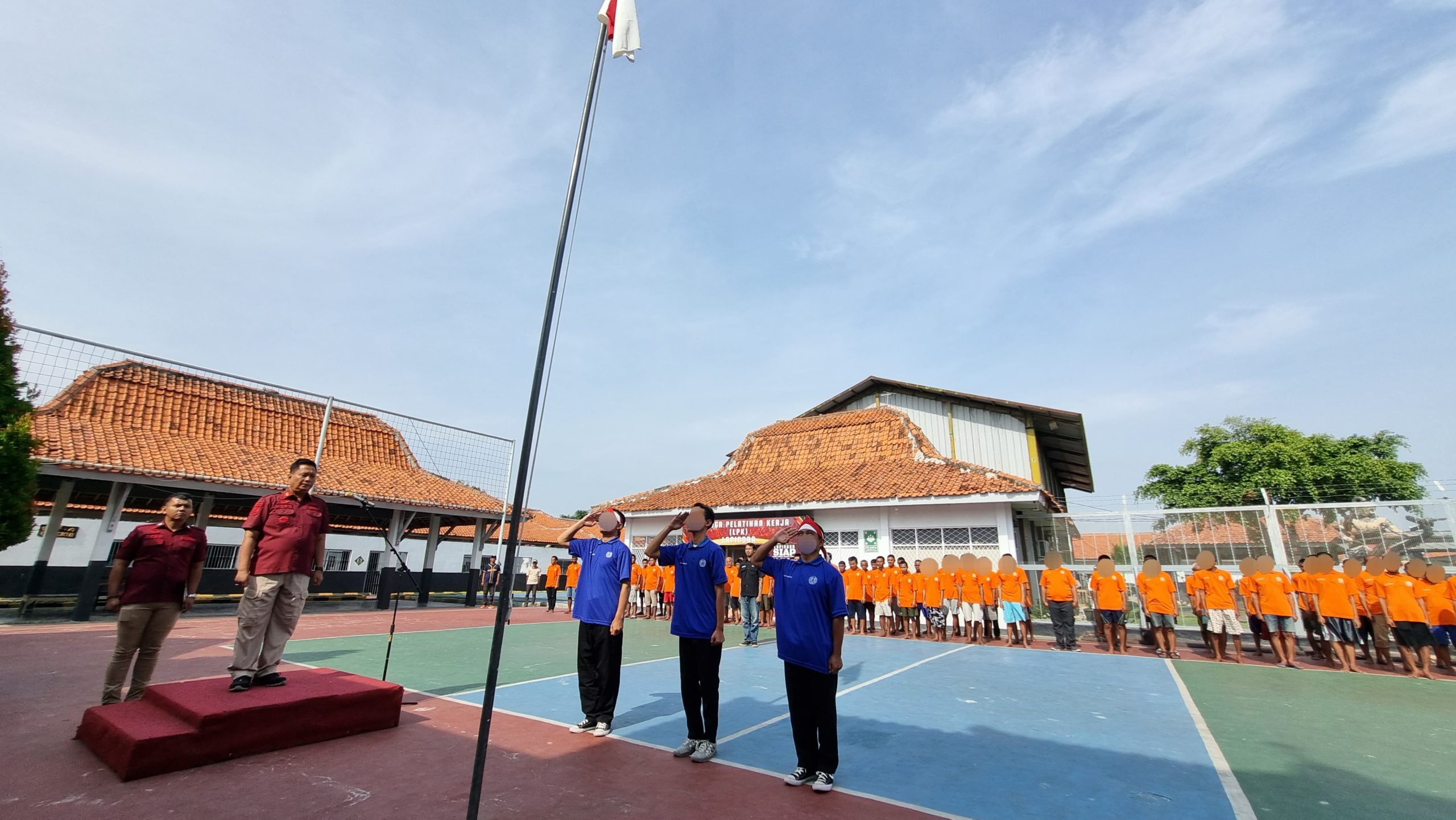 Napiter Jadi Petugas Pengibaran Bendera Pada Penutupan Admisi Orientasi Angkatan 72 Lapas Indramayu Napiter Jadi Petugas Pengibaran Bendera Pada Penutupan Admisi Orientasi Angkatan 72 Lapas Indramayu