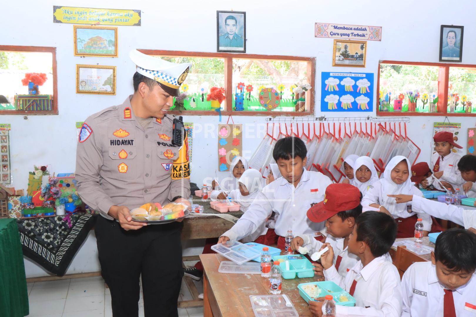 Gelar Makan Siang Bergizi, Polres Indramayu Dukung Program Pemerintah Pusat. Gelar Makan Siang Bergizi, Polres Indramayu Dukung Program Pemerintah Pusat.