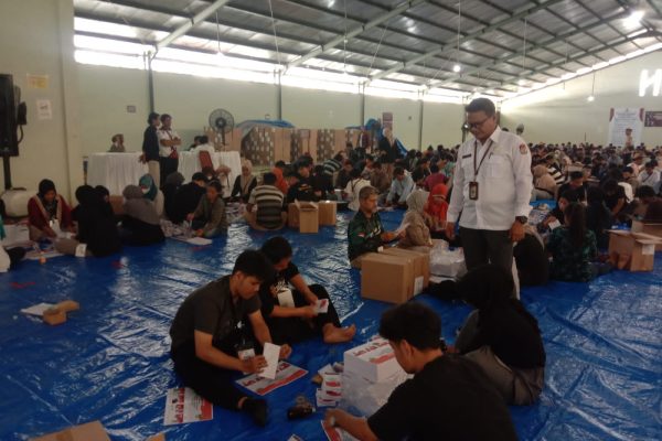 KPU Indramayu Lakukan Sortir Lipat Surat Suara Untuk Pilkada 2024 KPU Indramayu Lakukan Sortir Lipat Surat Suara Untuk Pilkada 2024