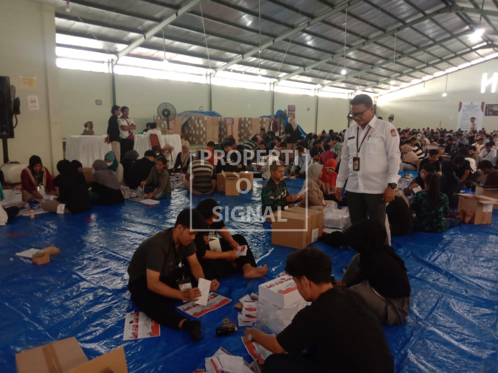 KPU Indramayu Lakukan Sortir Lipat Surat Suara Untuk Pilkada 2024 KPU Indramayu Lakukan Sortir Lipat Surat Suara Untuk Pilkada 2024