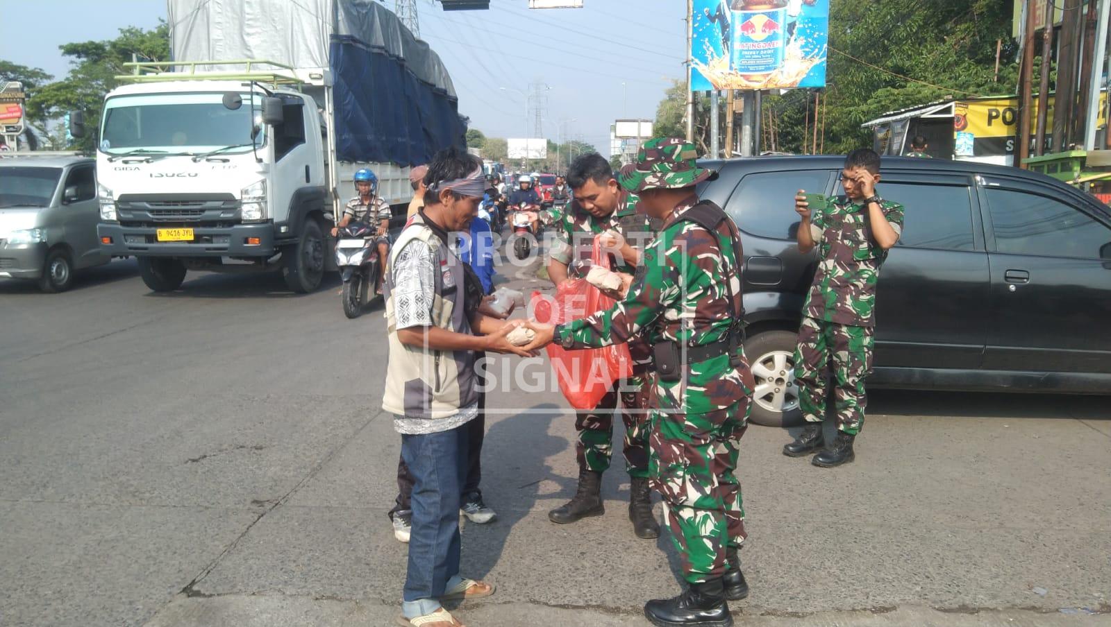 Korem 063/SGJ Gelar “Pagi Berkah” Bagikan Makan Gratis kepada Masyarakat Cirebon Korem 063/SGJ Gelar “Pagi Berkah” Bagikan Makan Gratis kepada Masyarakat Cirebon