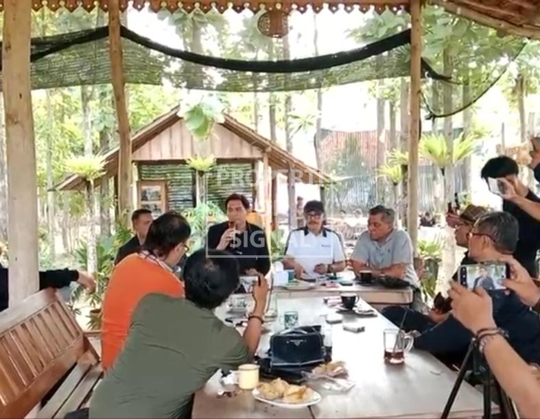 Miris!!! Belum Lama Ancam Kades, Kini Cabup 02 Lucky Hakim Lecehkan Media & Wartawan Lokal. Miris!!! Belum Lama Ancam Kades, Kini Cabup 02 Lucky Hakim Lecehkan Media & Wartawan Lokal.
