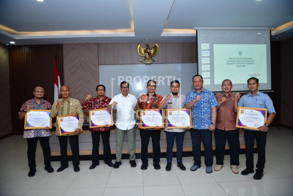 Miliki Nilai SAKIP Tertinggi, Pjs. Bupati Indramayu Serahkan Penghargaan kepada SKPD dan Kecamatan Miliki Nilai SAKIP Tertinggi, Pjs. Bupati Indramayu Serahkan Penghargaan kepada SKPD dan Kecamatan