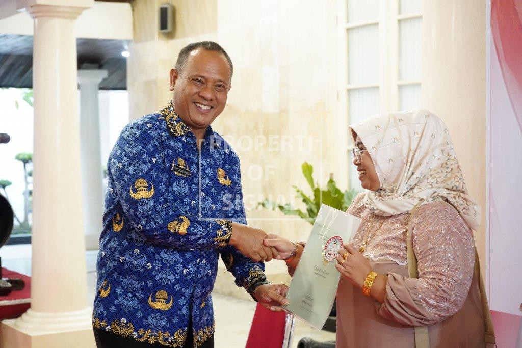 Berikan Kepastian Hukum, Sekda Indramayu Serahkan 80 Sertifikat PTSL Berikan Kepastian Hukum, Sekda Indramayu Serahkan 80 Sertifikat PTSL