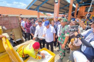 Dandim 0616 Indramayu Dampingi Menteri Kelautan dan Perikanan Blusukan ke TPI Karangsong Dandim 0616 Indramayu Dampingi Menteri Kelautan dan Perikanan Blusukan ke TPI Karangsong