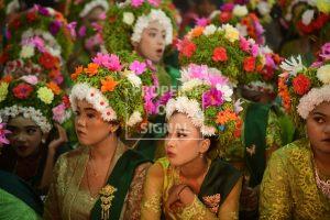 Pesona Cuene dan Bujang Jadi Daya Tarik Pelaksanaan Adat Ngarot di Lelea Pesona Cuene dan Bujang Jadi Daya Tarik Pelaksanaan Adat Ngarot di Lelea