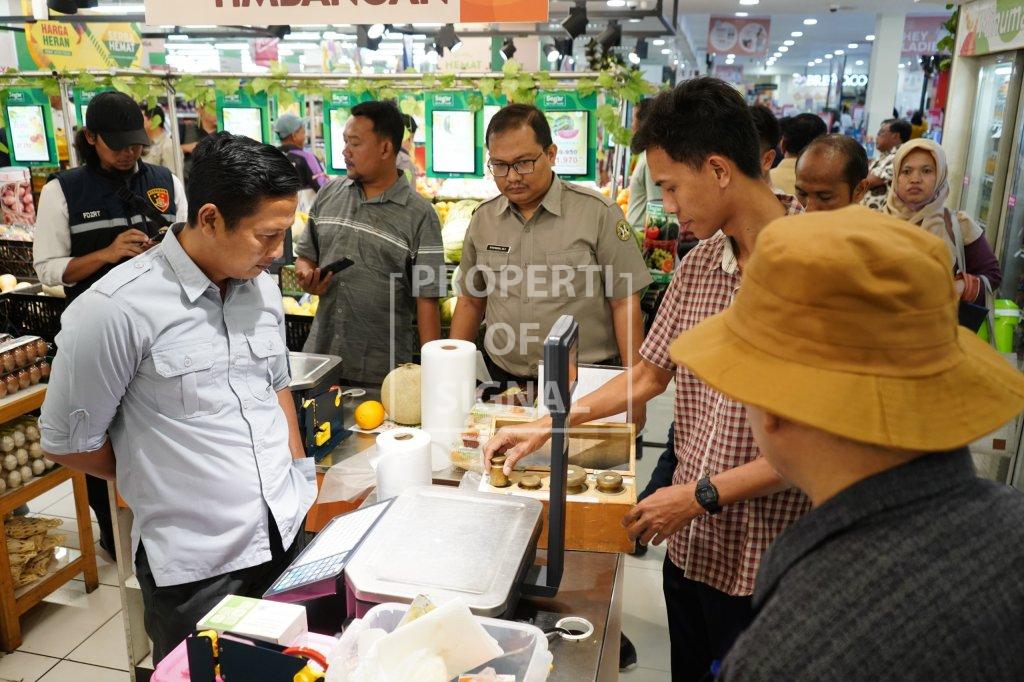 TPID Kabupaten Indramayu Sidak Pasar Jelang Natal dan Tahun Baru, Ditemukan Puluhan Barang Kedaluwarsa TPID Kabupaten Indramayu Sidak Pasar Jelang Natal dan Tahun Baru, Ditemukan Puluhan Barang Kedaluwarsa