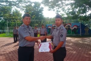Komitmen Berikan Kinerja Terbaik, Lapas Indramayu Awali 2025 Dengan Apresiasi Pegawai Teladan