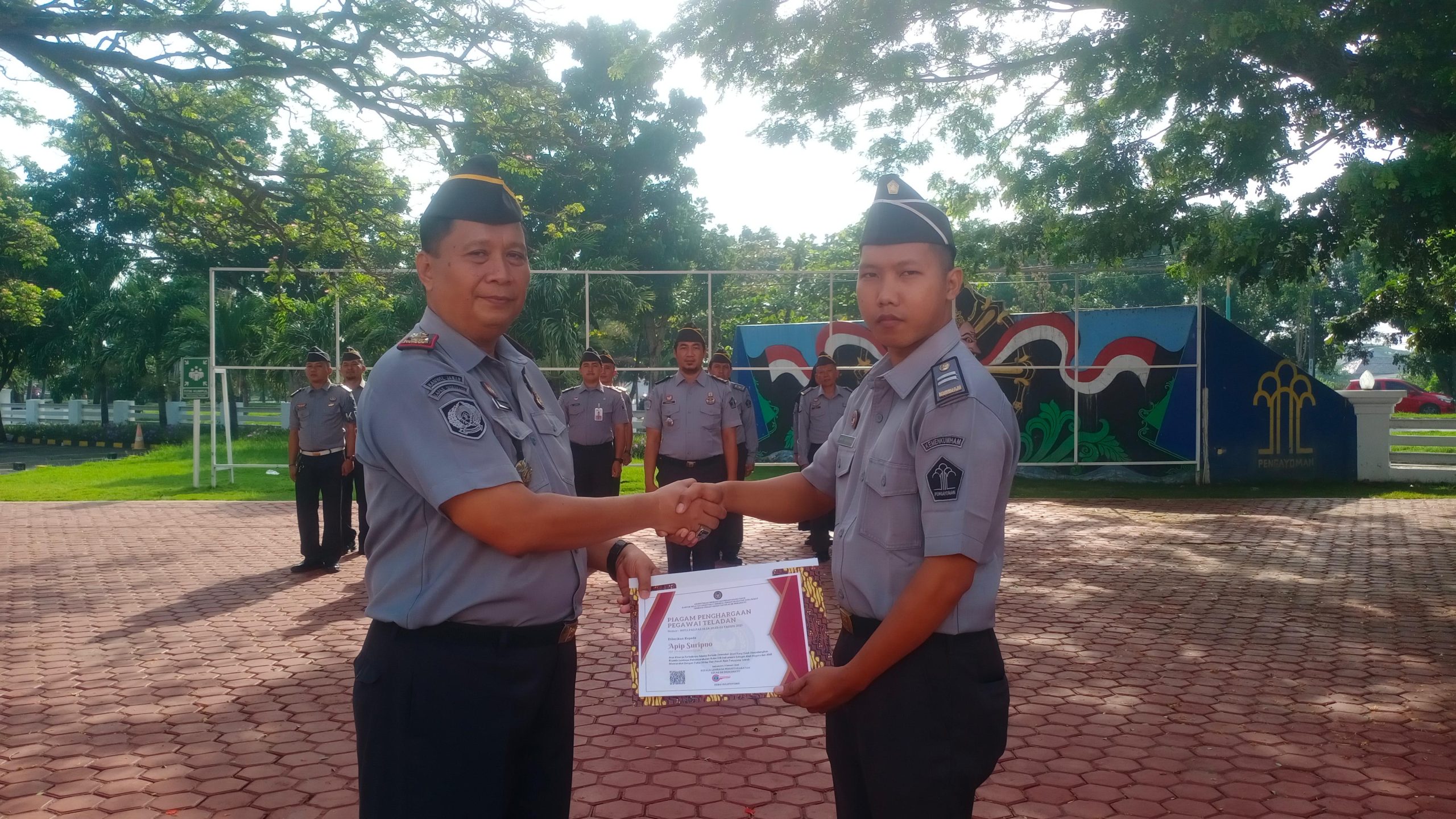 Komitmen Berikan Kinerja Terbaik, Lapas Indramayu Awali 2025 Dengan Apresiasi Pegawai Teladan Komitmen Berikan Kinerja Terbaik, Lapas Indramayu Awali 2025 Dengan Apresiasi Pegawai Teladan